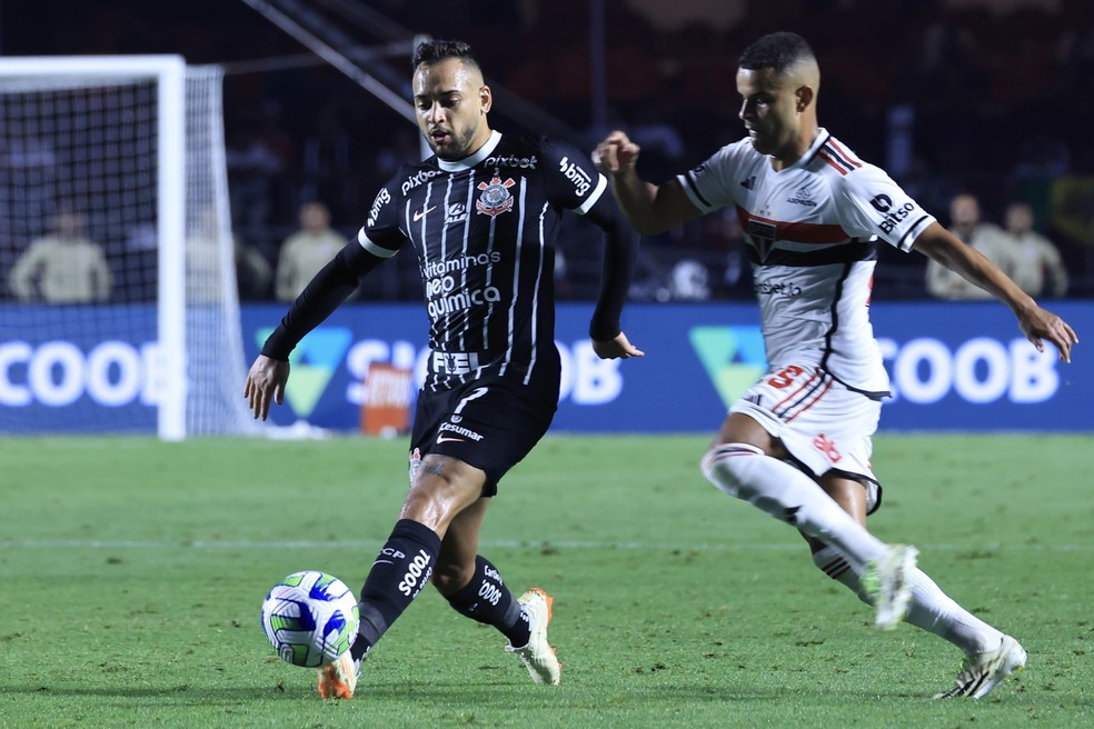 Maycon disputa bola com Alisson em São Paulo x Corinthians — Foto: Marcello Zambrana/AGIF