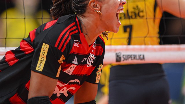 Simone Lee festeja um ataque