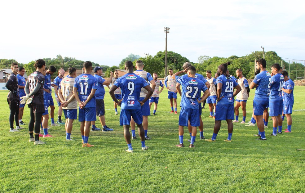Chiquinho Viana em conversa com jogadores do São Raimundo-RR no início da pré-temporada — Foto: Ivonisio Lacerda Júnior/ge.globo