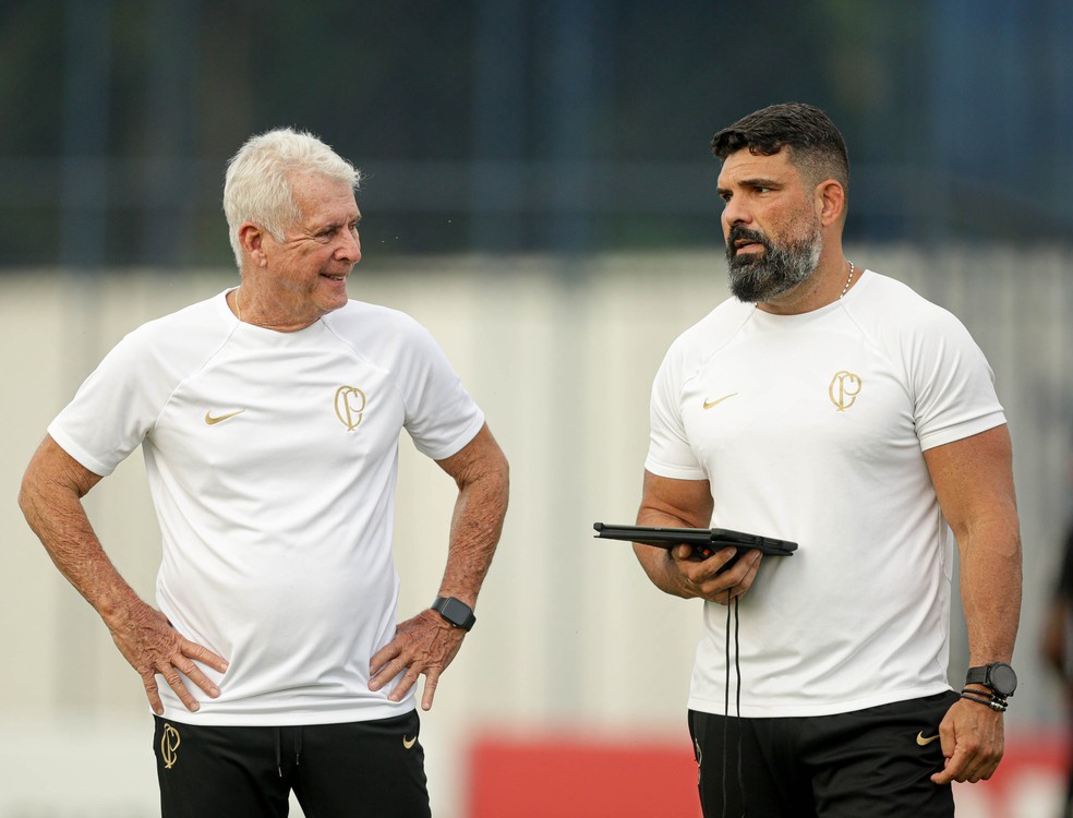 Antônio Mello e Bruno Mazzotti em treino do Corinthians — Foto: Rodrigo Coca/Ag. Corinthians