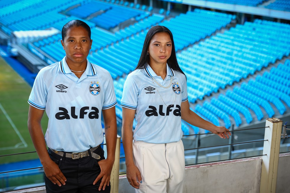 Mónica Ramos e Giovaninha no lançamento da nova camisa do Grêmio — Foto: Lucas Uebel/Grêmio