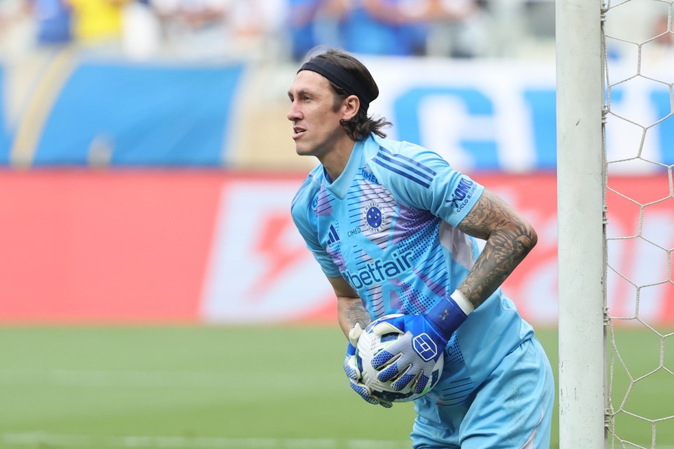 Cássio durante Cruzeiro x Fluminense — Foto: Gilson Lobo/AGIF