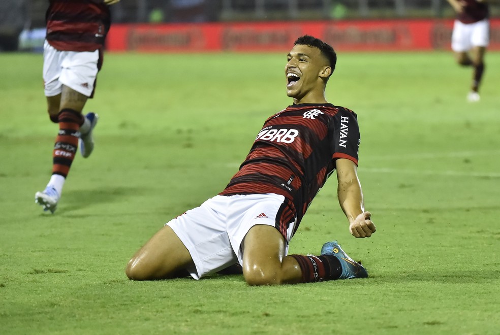 Victor Hugo comemora o primeiro gol como profissional do Flamengo — Foto: André Durão