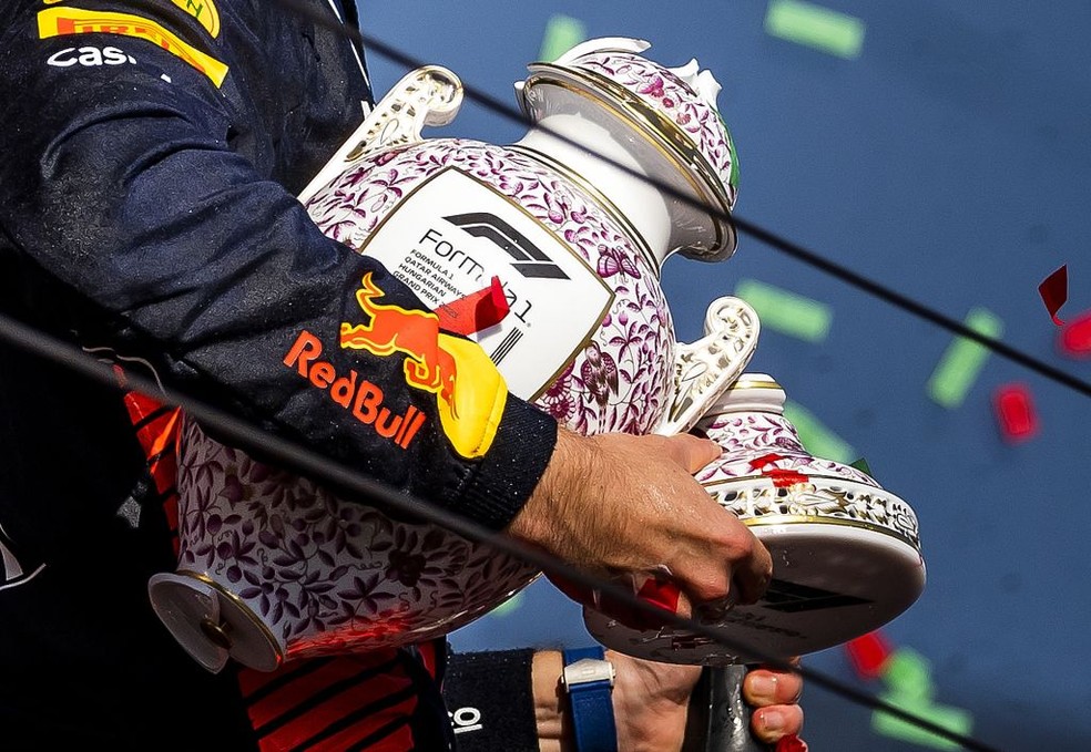 F1 2023: Max Verstappen carrega o troféu quebrado no pódio do GP da Hungria — Foto: ANP via Getty Images