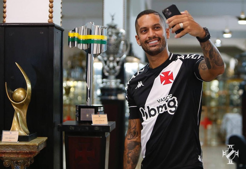 Romulo posa ao lado da Copa do Brasil de 2011, conquista da qual fez parte com a camisa do Vasco — Foto: Rafael Ribeiro/Vasco da Gama