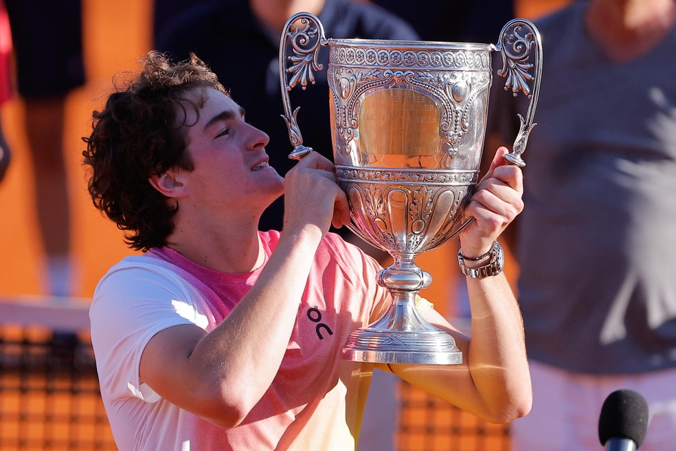 João Fonseca com o troféu de campeão do ATP 250 de Buenos Aires — Foto: EFE/ Juan Ignacio Roncoroni
