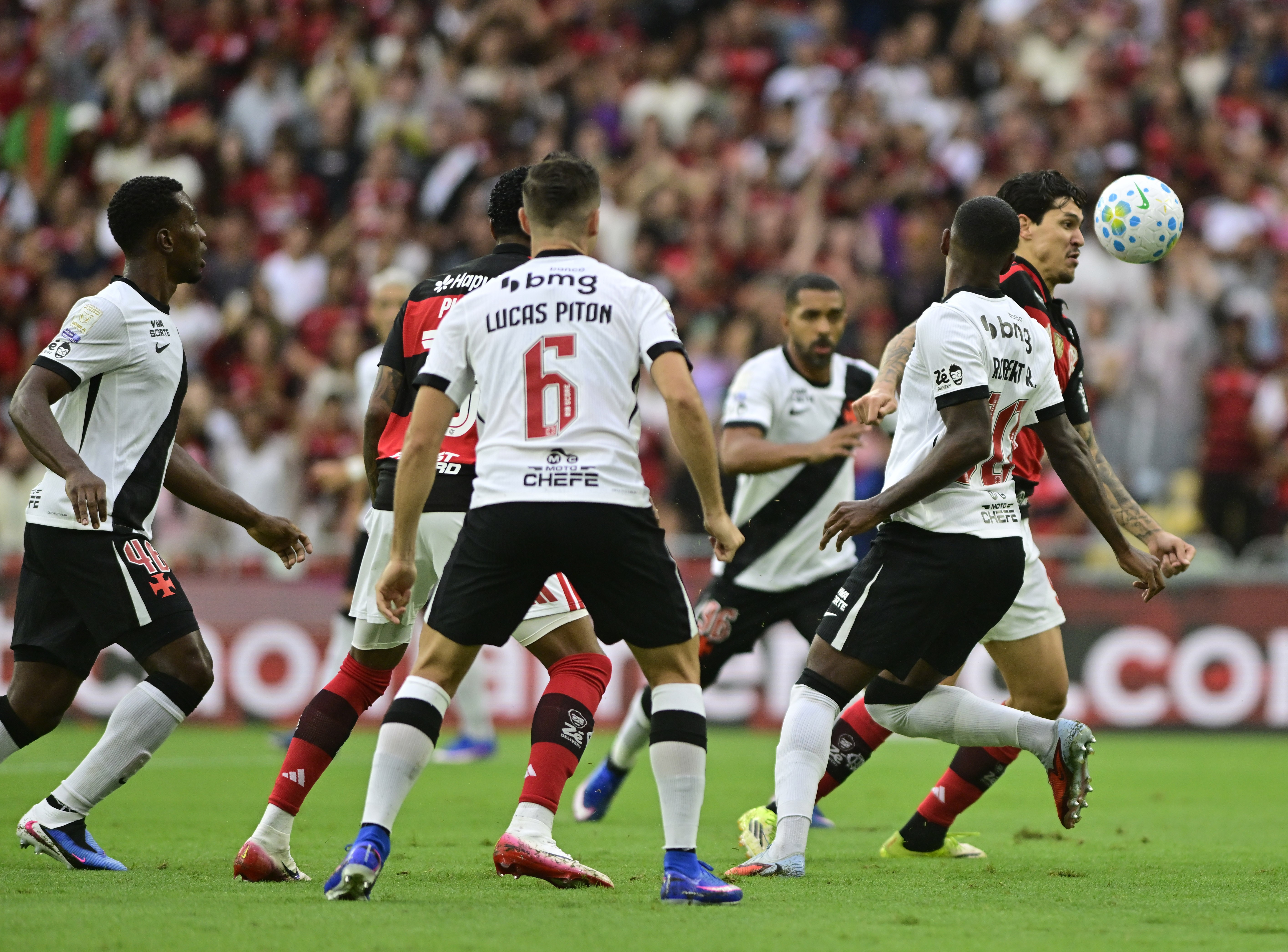 Defesa do Vasco tem números de Z4 e abre alerta da diretoria para janela
