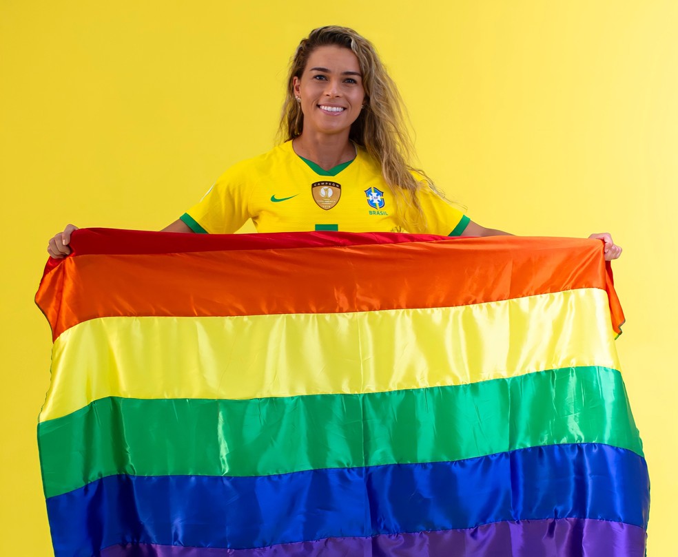 Tamires, com a bandeira LGBTQIAPN+: uma das jogadoras do Brasil assumidamente homossexual — Foto: Thais Magalhães/CBF