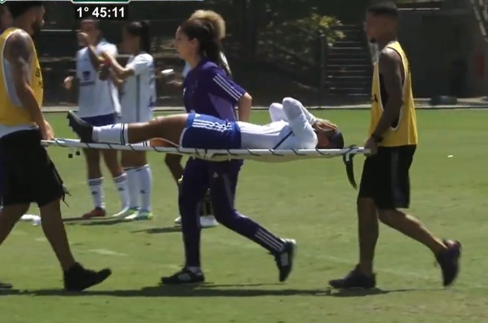 Vanessinha, do Cruzeiro, foi substituída após quebrar tornozelo — Foto: Coelho TV/reprodução