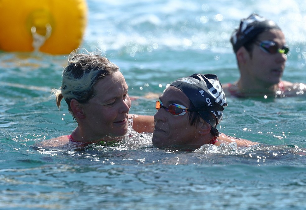 Ana Marcela Cunha e holandesa Sharon van Rouwendaal comemoram 5km da maratona aquática, do Mundial de Doha, Catar — Foto: REUTERS/Molly Darlington