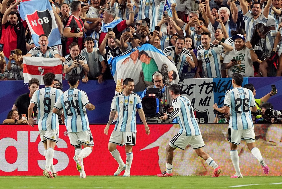 Messi comemora um dos gols da Argentina contra a Argélia na Copa do Mundo — Foto: IMAGN IMAGES via Reuters/Denny Medley