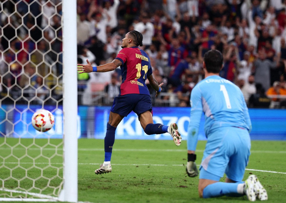 Raphinha sai para comemorar após marcar na final da Supercopa da Espanha, entre Real Madrid e Barcelona — Foto: REUTERS/Pedro Nunes