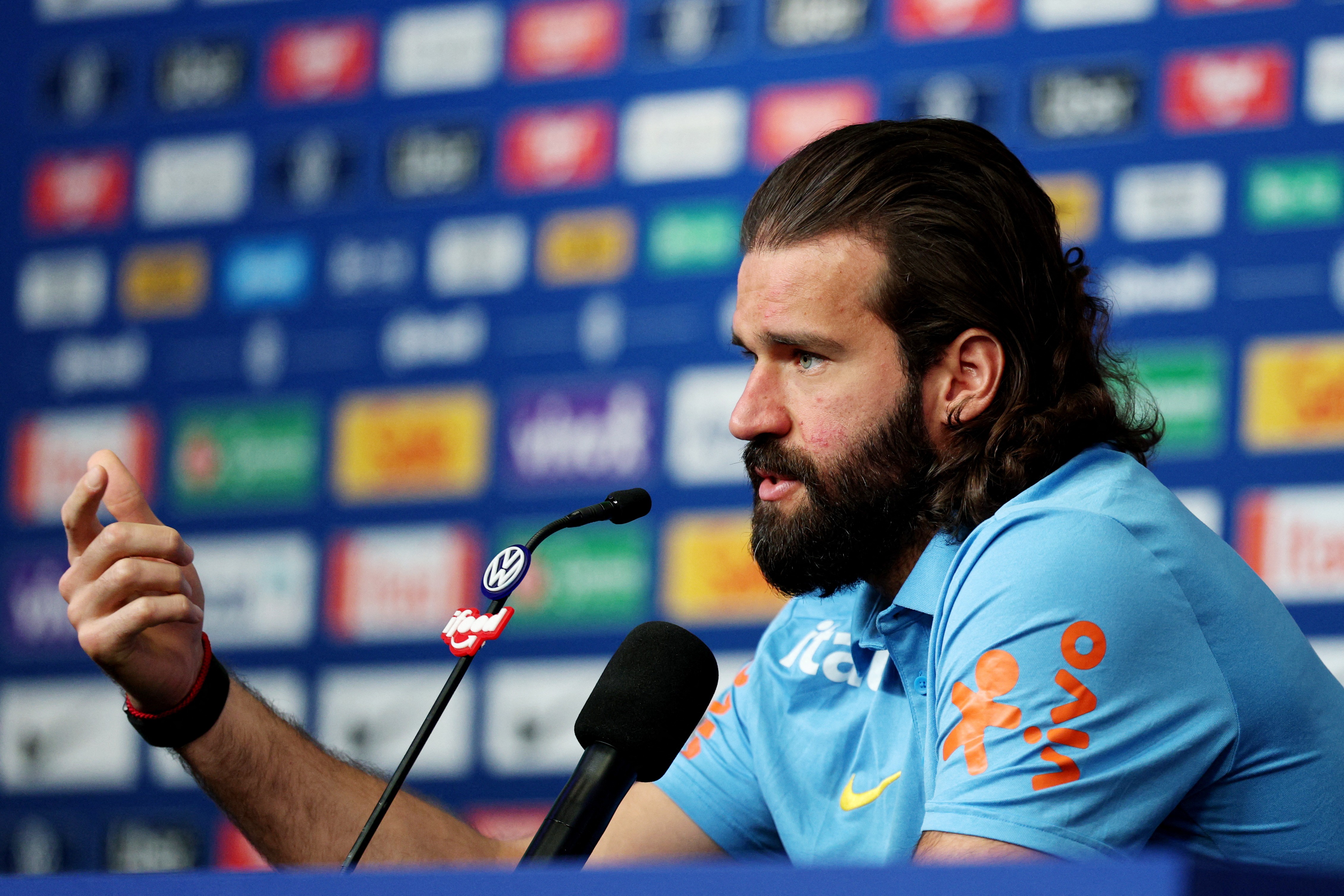 Alisson cobra defesa do Brasil: "Uma equipe vencedora tem que odiar tomar gol"