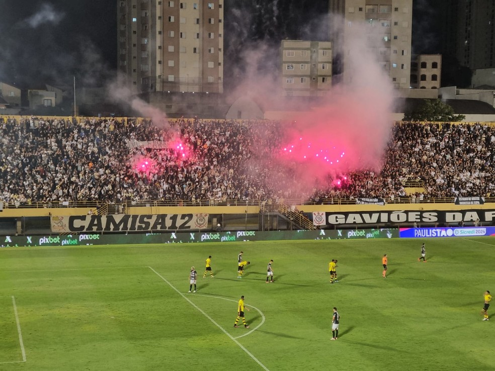 Torcedores do Corinthians durante partida contra o São Bernardo — Foto: José Edgar de Matos