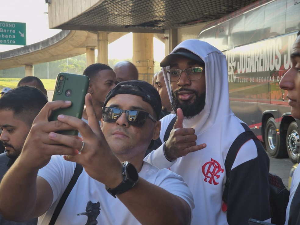 Gerson no desembarque do Flamengo após classificação em La Paz — Foto: Ronald Lincoln