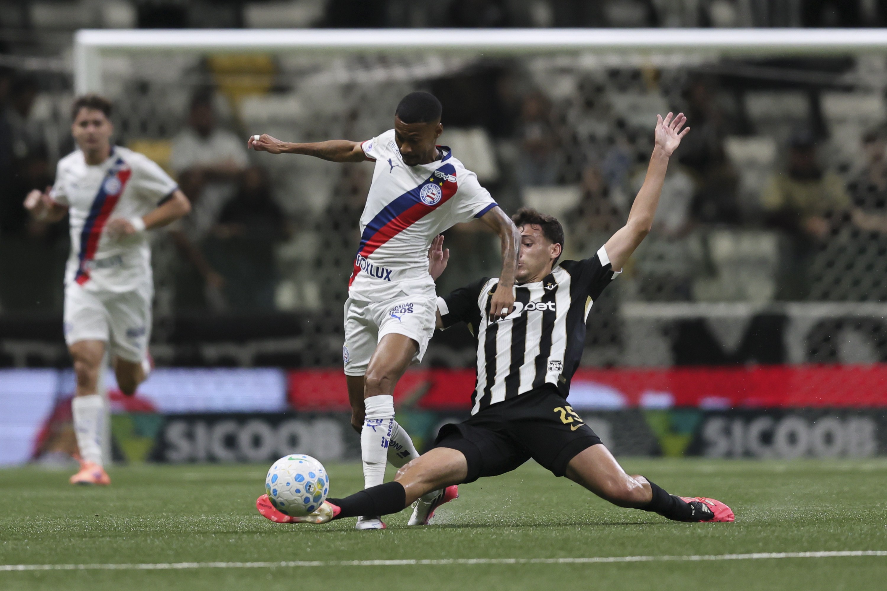 Atuações do Bahia: Ademir e Nestor vão bem em noite ruim de Zé Guilherme contra o Atlético-MG