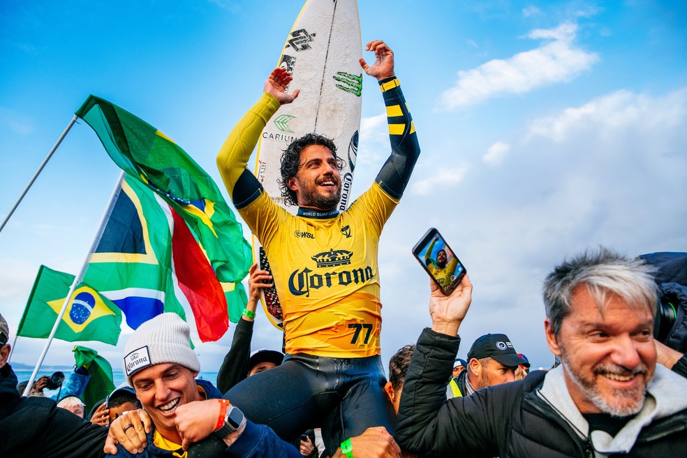 Filipe Toledo comemora o título da etapa de Jeffreys Bay da WSL — Foto: Beatriz Ryder/WSL