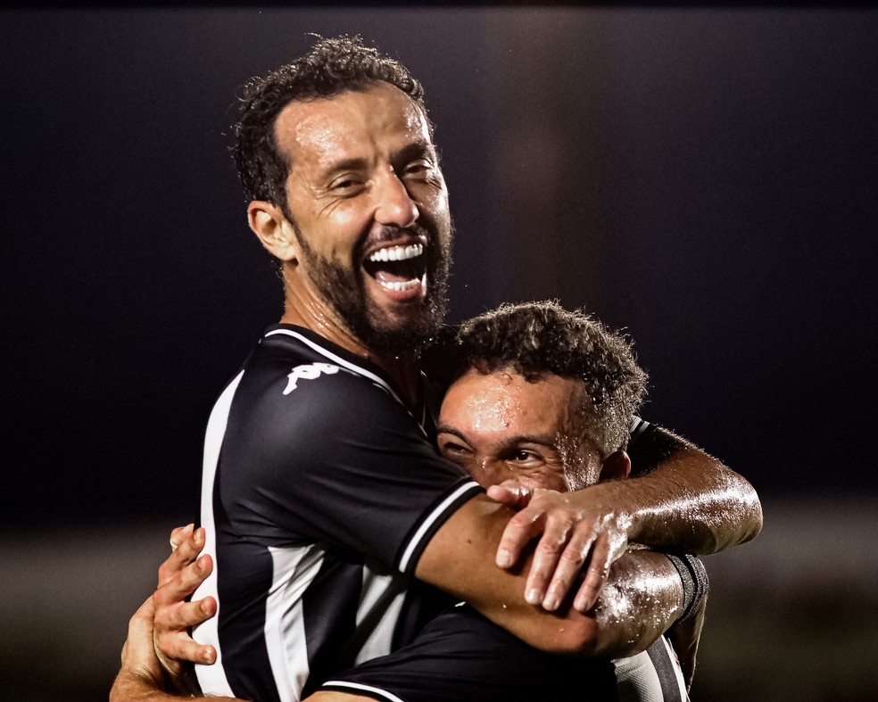 Nenê Botafogo-PB em ação ao lado de Kayon contra Volta Redonda