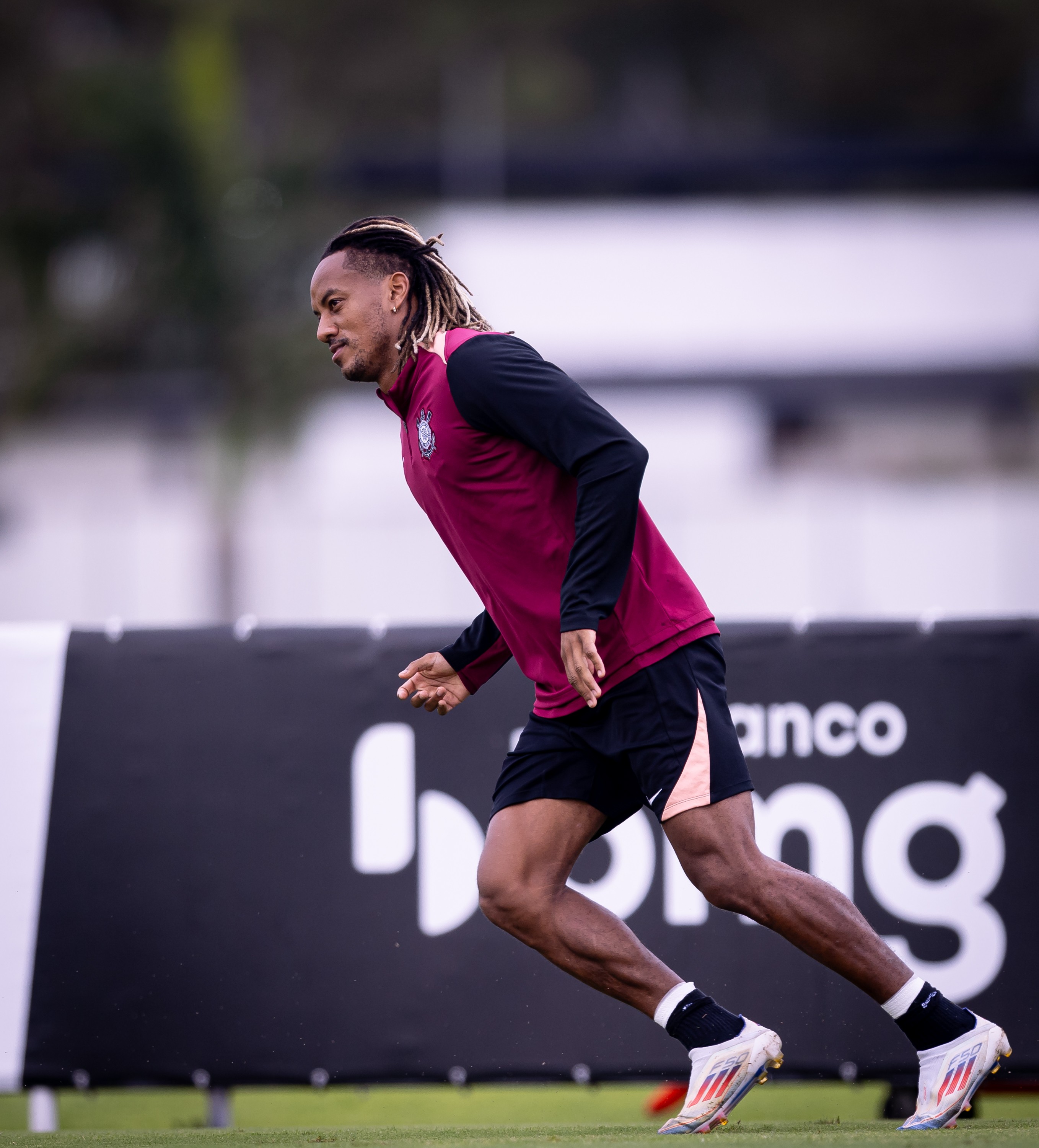 Carrillo retoma atividades com o Corinthians em treino parcial após ausência no Dérbi