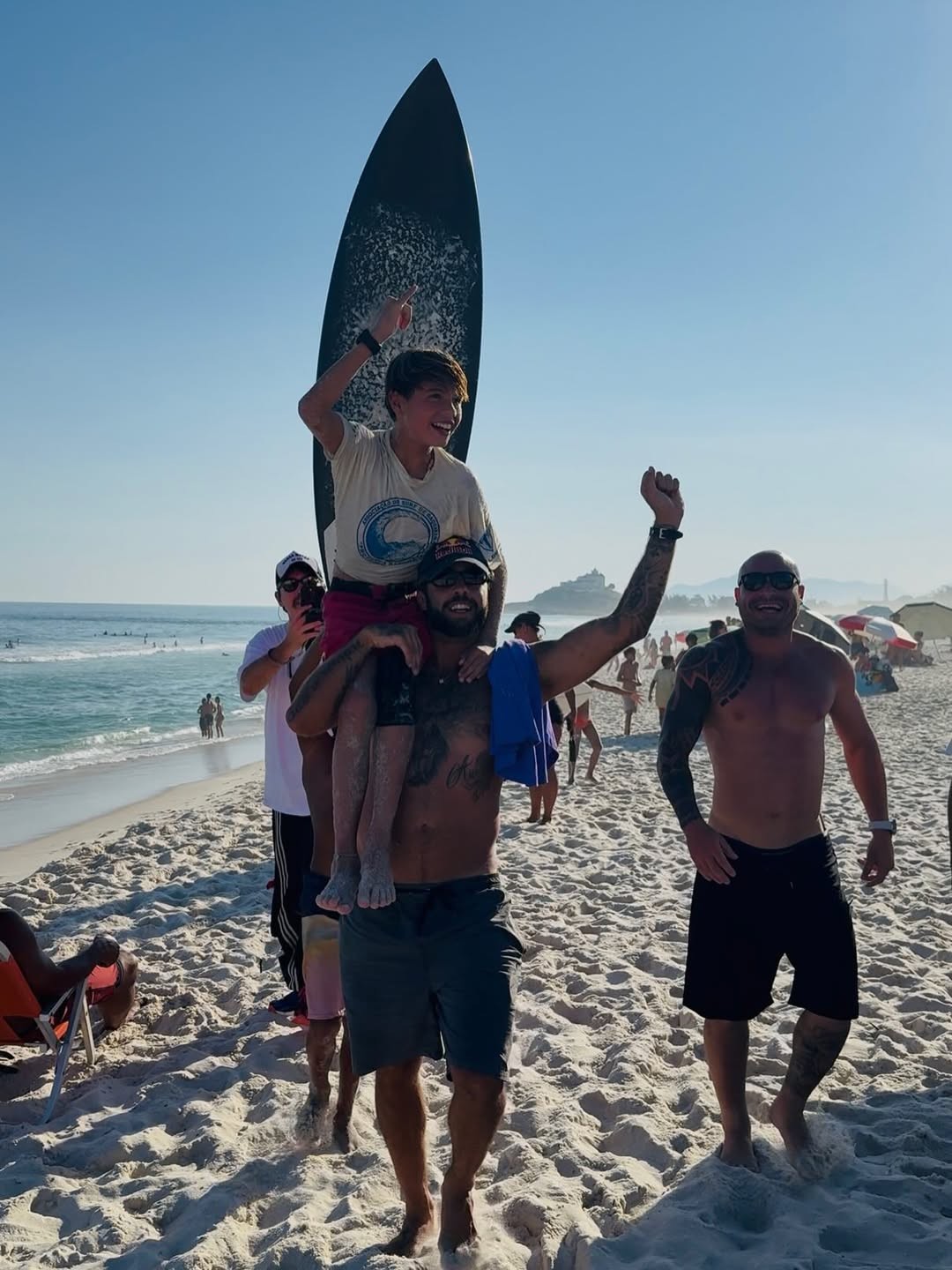 Filho de Pedro Scooby, Dom vence 1º torneio aos 14 anos e ganha elogio de Medina: "Sua hora"