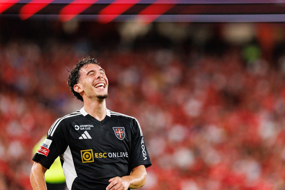 Nuno Moreira em ação pelo Casa Pia — Foto: Maciej Rogowski/SOPA Images/LightRocket via Getty Images