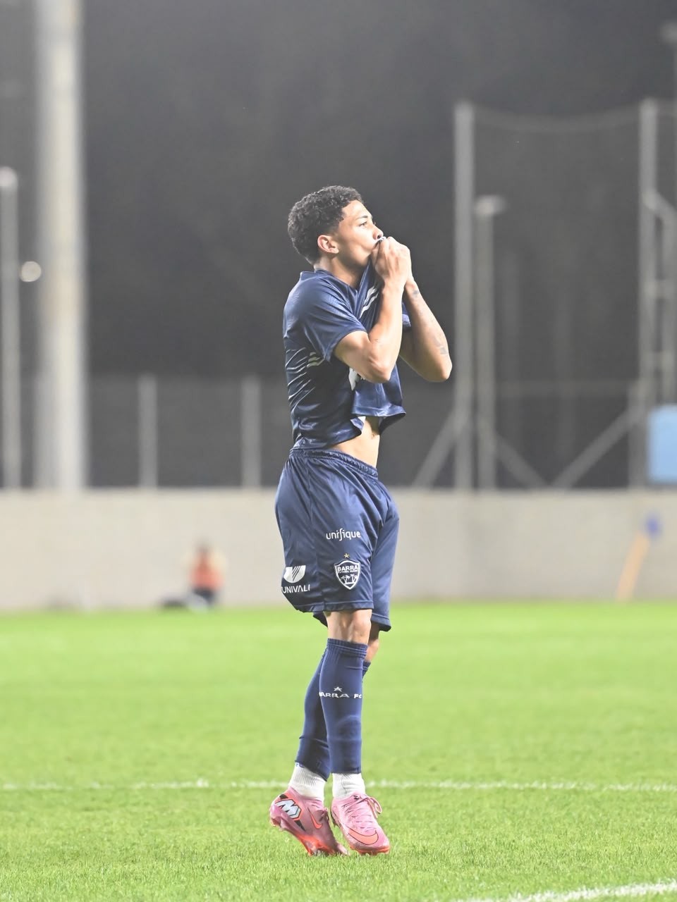 Jogador Krystian comemorando seu primeiro gol pelo Barra em jogo contra Blumenau