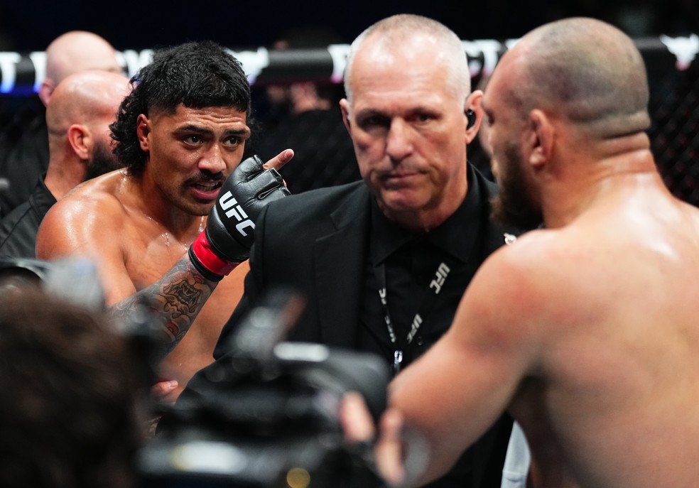 Junior Tafa (esq.) faz gesto obsceno para Valter Walker após derrota no UFC 305 — Foto: Jeff Bottari/Zuffa LLC