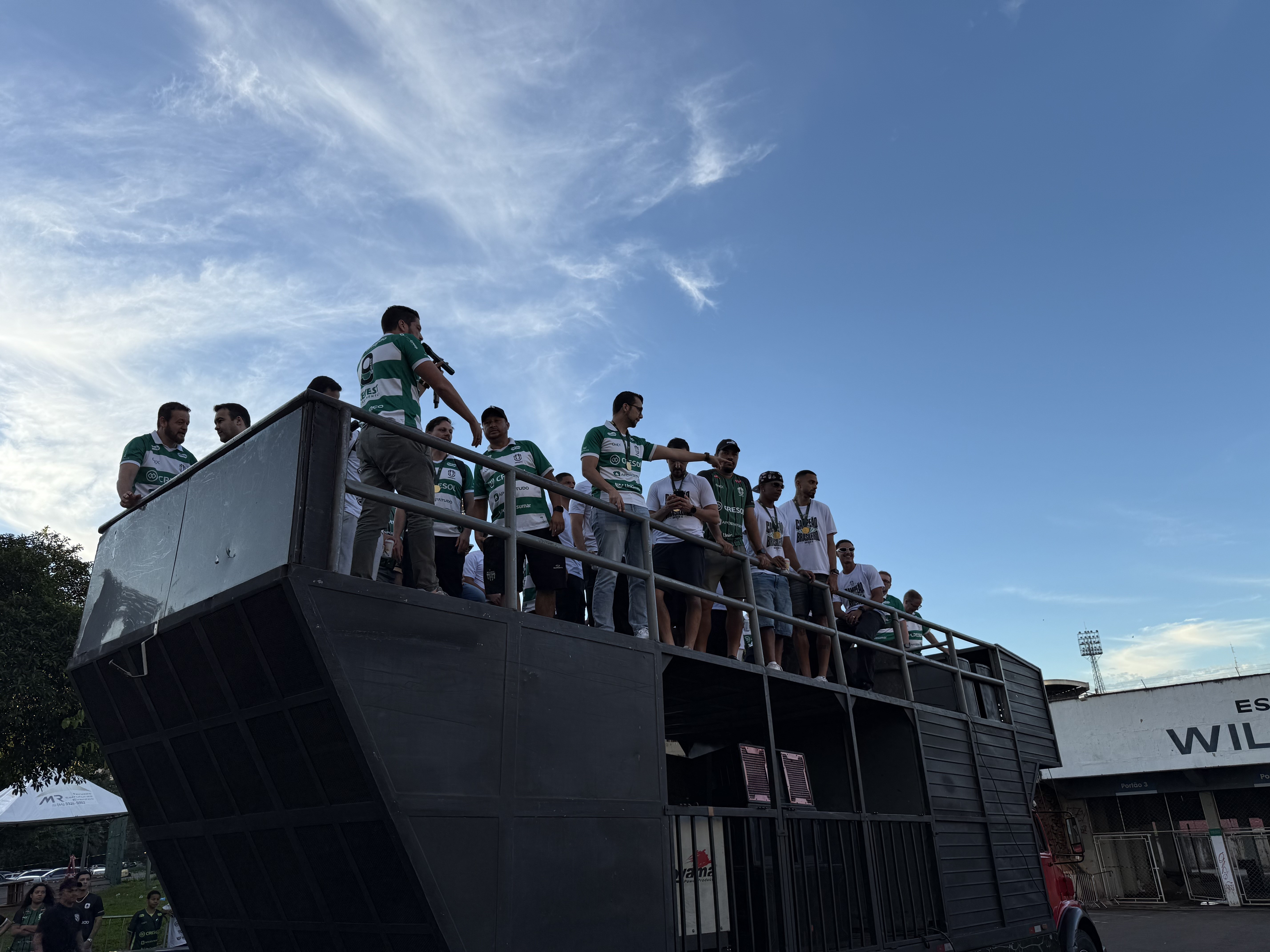 Campeão da Série C, Maringá celebra título inédito em trio elétrico com torcedores; assista