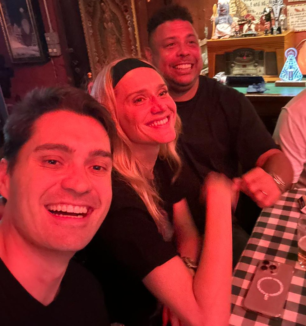 Ronaldo acompanha vitória no clássico ao lado de esposa e investidor — Foto: Reprodução/ Redes Sociais