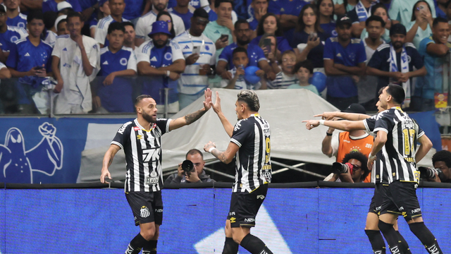 Jogadores do Santos comemoram o gol de Guilherme contra o Cruzeiro