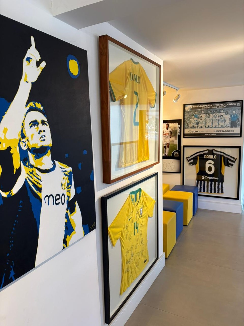 "Galeria Danilo" em Bicas percorre trajetória do jogador do Flamengo — Foto: Emanuelle Ribeiro