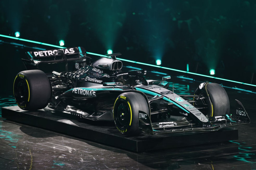 Carro da Mercedes para a F1 2025 — Foto: Clive Rose - Formula 1/Formula 1 via Getty Images