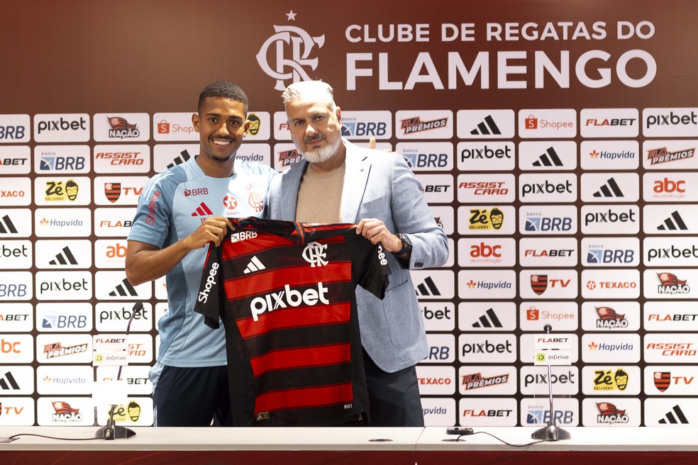Samuel Lino foi a contratao mais cara da histria do Flamengo  Foto: Adriano Fontes/Flamengo
