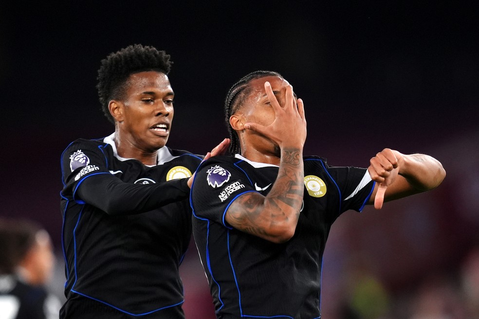 Estêvão e João Pedro comemoram um dos gols do Chelsea contra o West Ham na Premier League — Foto: Getty Images