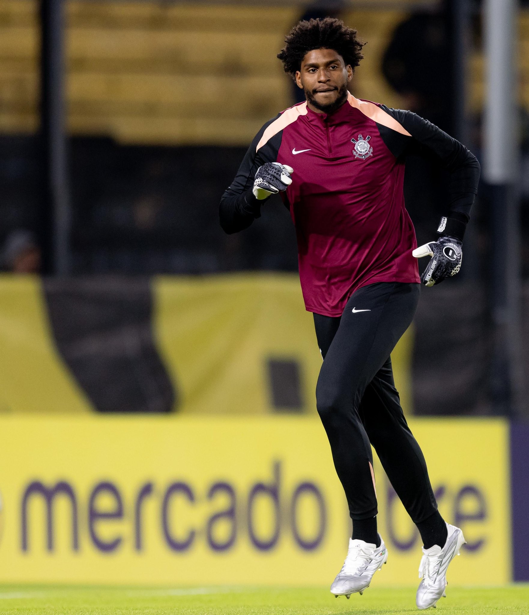 Hugo Souza lamenta ausência na lista da Copa e promete foco no Corinthians: "Mudou minha vida"