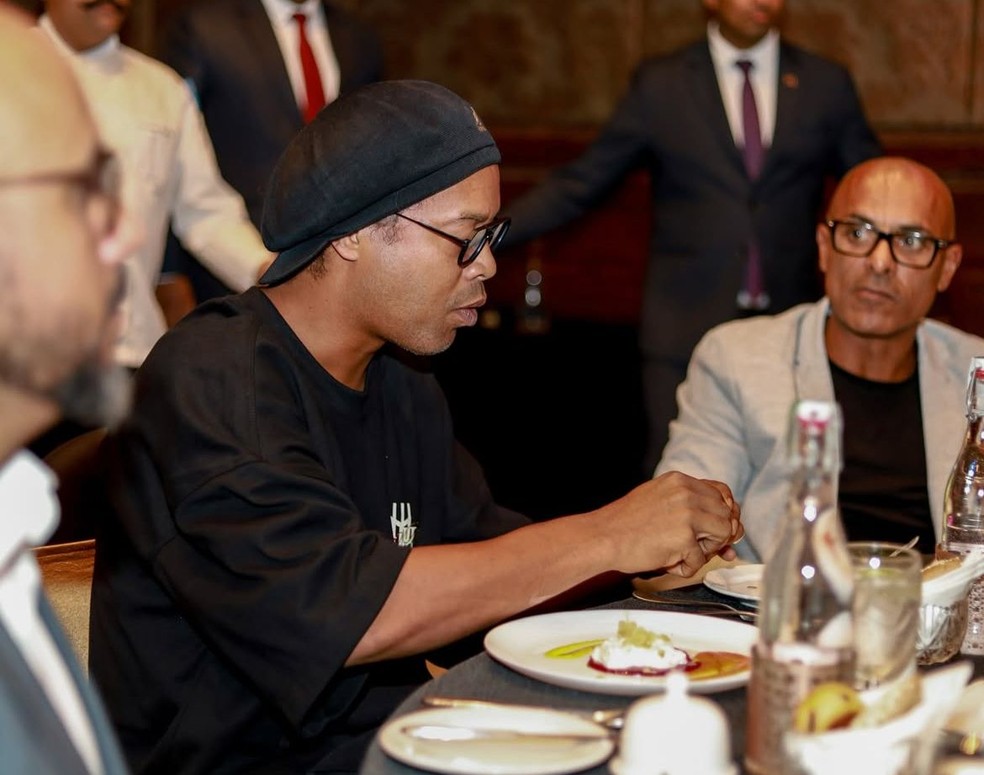 Ronaldinho Gaúcho em jantar de gala durante viagem de campeões mundiais na Índia — Foto: Brazil Soccer Academy