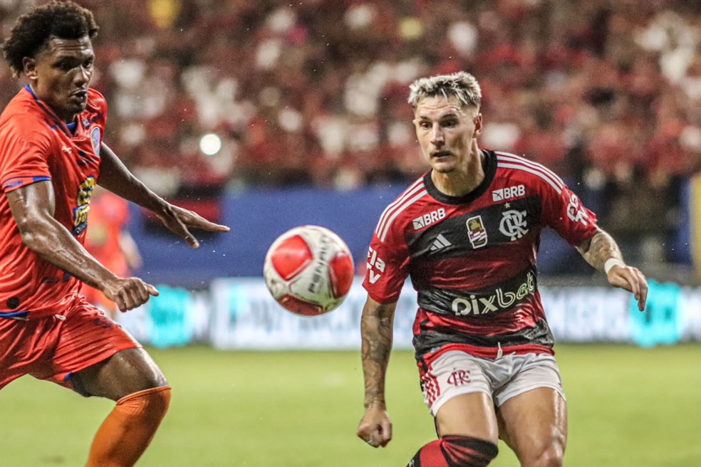 Varela em ação em Flamengo x Audax — Foto: João Normando