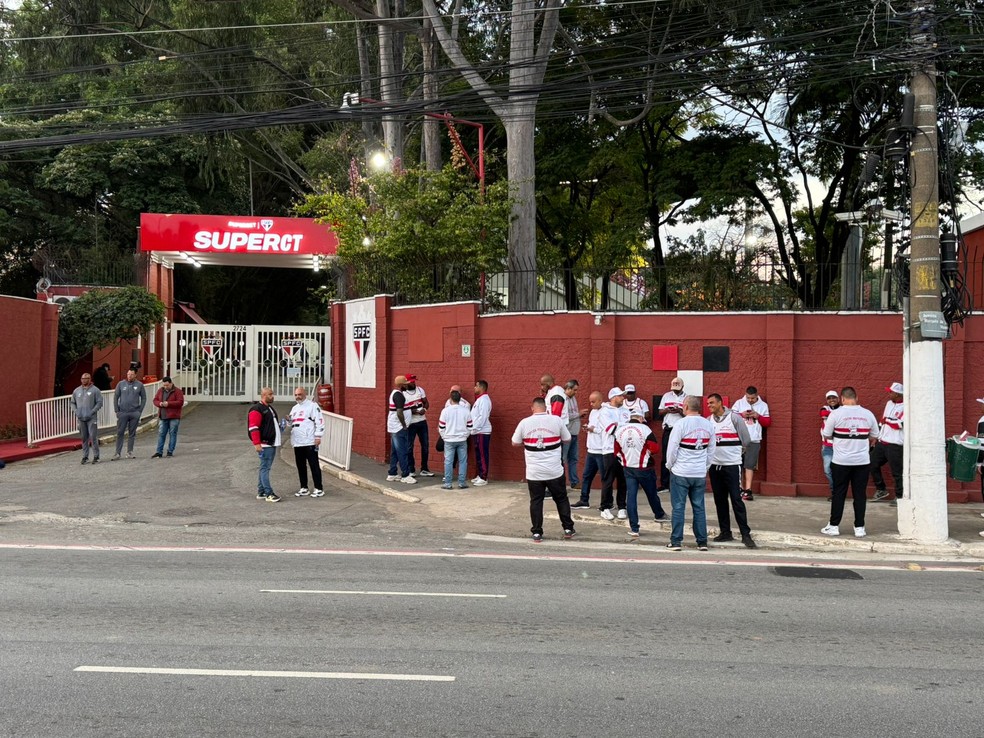 Torcedores do São Paulo se reúnem com jogadores e comissão técnica — Foto: João Pedro Brandão