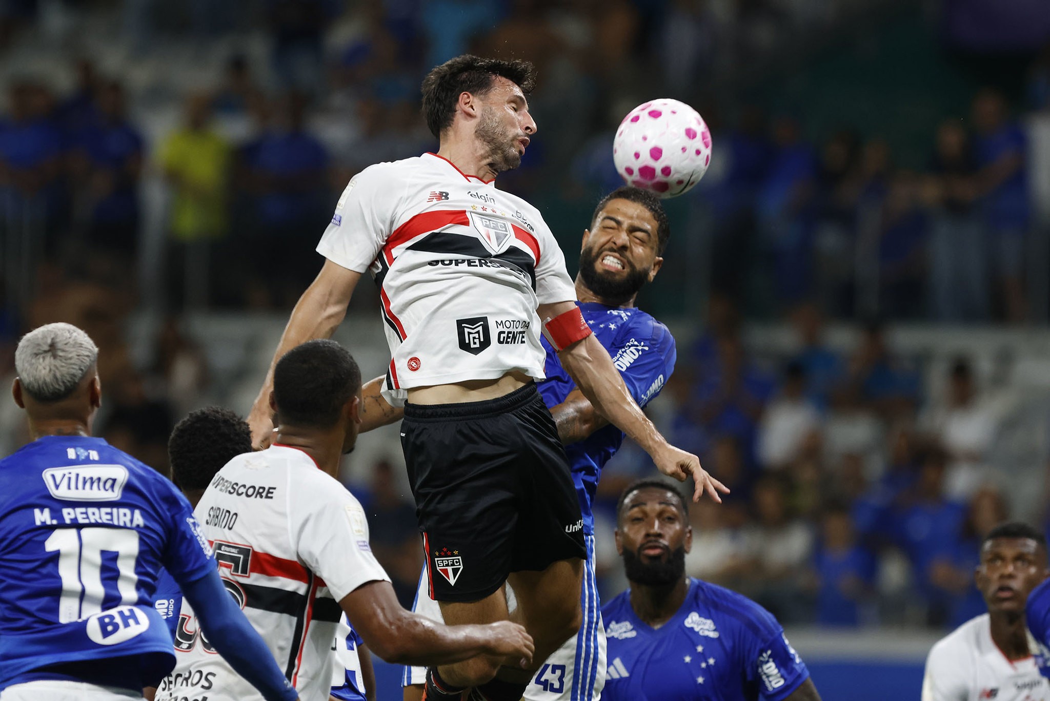 Torcida do São Paulo protesta no Mineirão: "Time sem vergonha"
