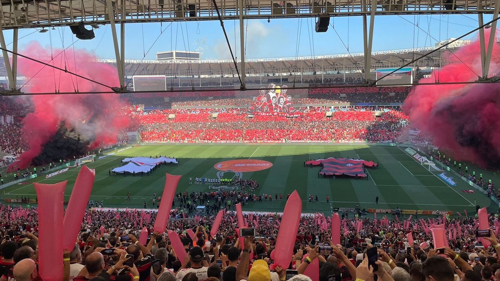 Festa da torcida do Flamengo antes da final da Copa do Brasil diante do São Paulo — Foto: Fred Gomes/ge