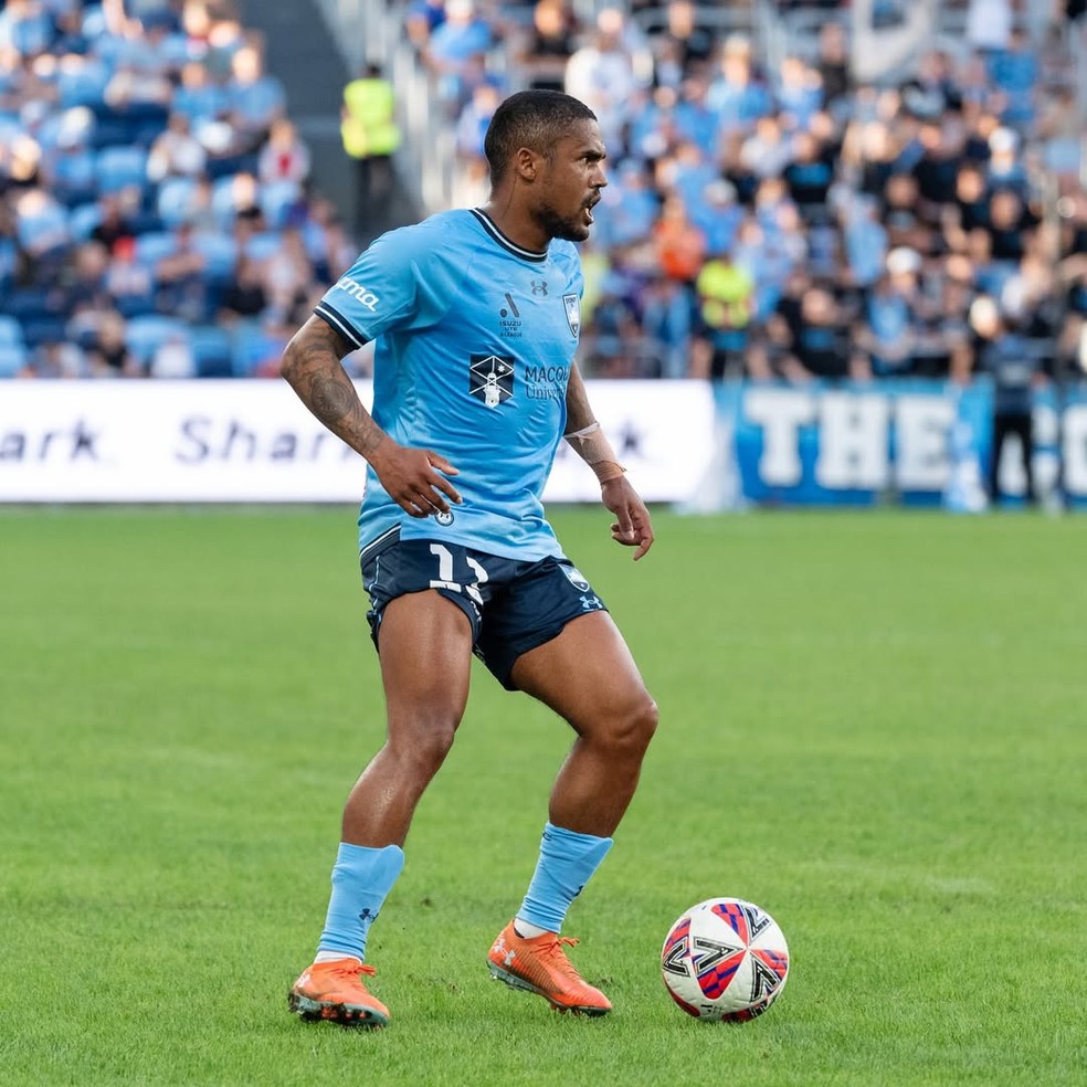 Douglas Costa no Sidney FC — Foto: Sidney FC/Divulgação