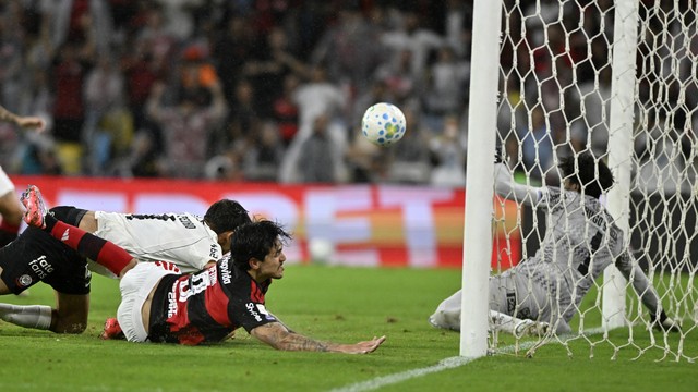 Hugo Souza evita gol do Flamengo contra o Corinthians