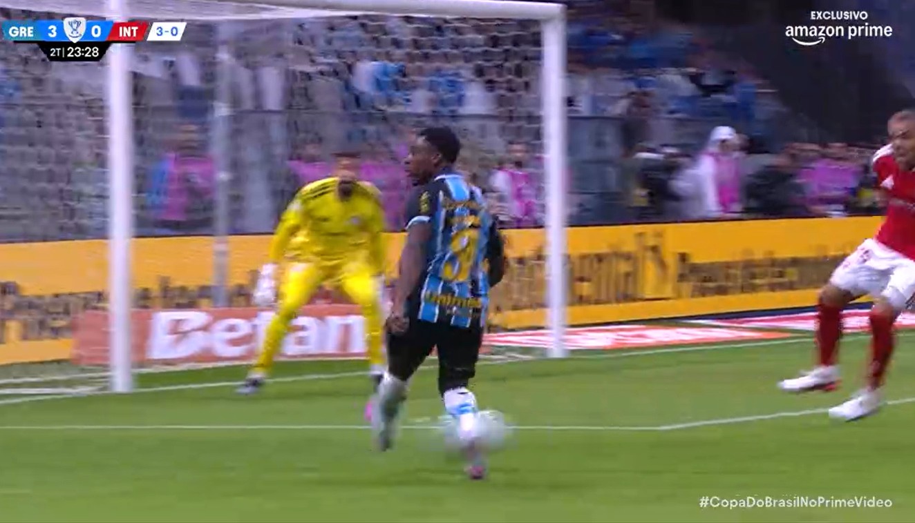 Amuzu dá passe à la Ronaldinho Gaúcho em terceiro gol do Grêmio no Gre-Nal; veja