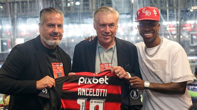 José Boto, Carlo Ancelotti e Vini Jr. durante encontro no Maracanã