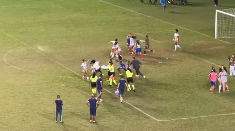 Confus&atilde;o durante jogo do Bahia na S&eacute;rie A2 do Brasileiro, em Pitua&ccedil;u &mdash; Foto: Reprodu&ccedil;&atilde;o / Redes Sociais