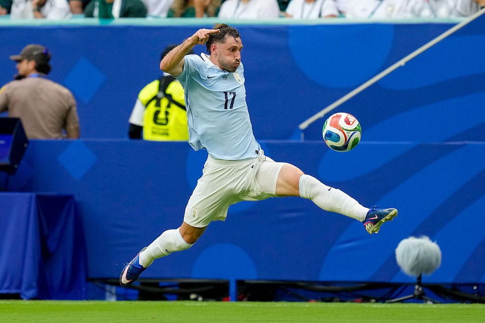 Matias Viña, do Uruguai, contra a Arábia Saudita — Foto: Alex Gottschalk/DeFodi Images/DeFodi via Getty Images
