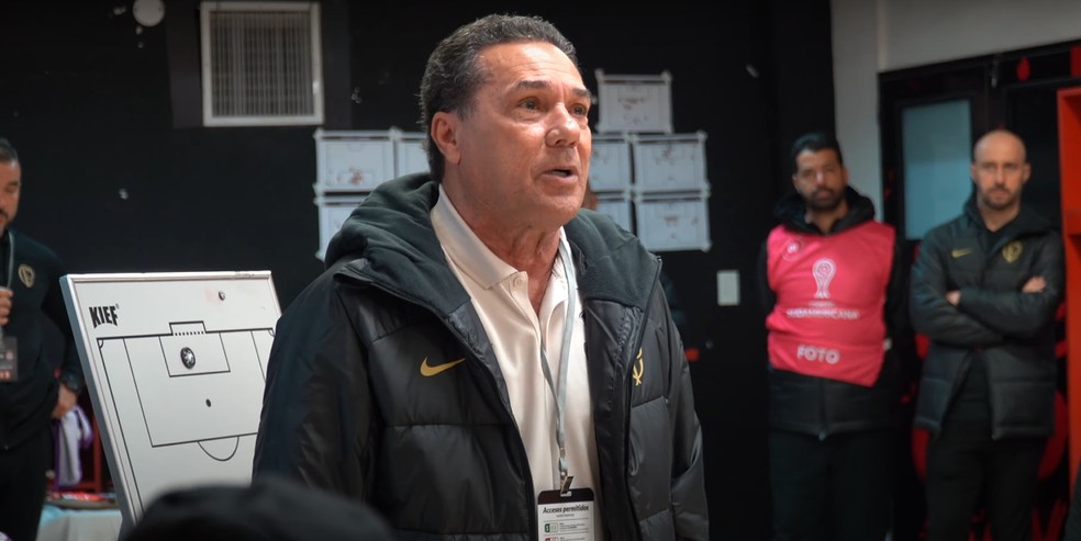 Luxemburgo fez discurso motivacional antes da classificação do Corinthians na Argentina — Foto: Reprodução/YouTube