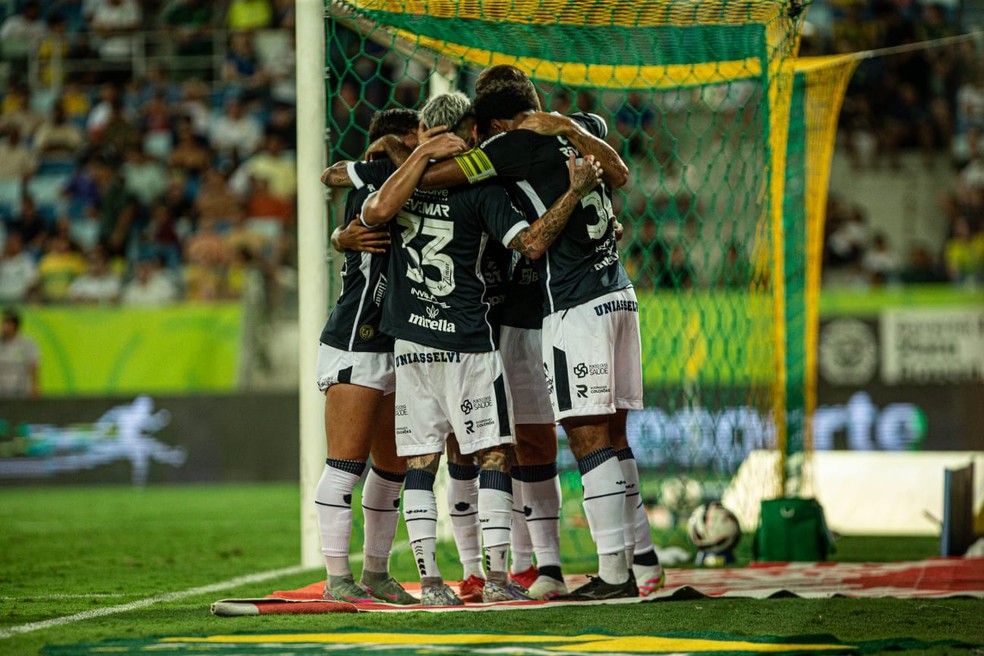 Jogadores do Remo celebram vitória na Série B.
