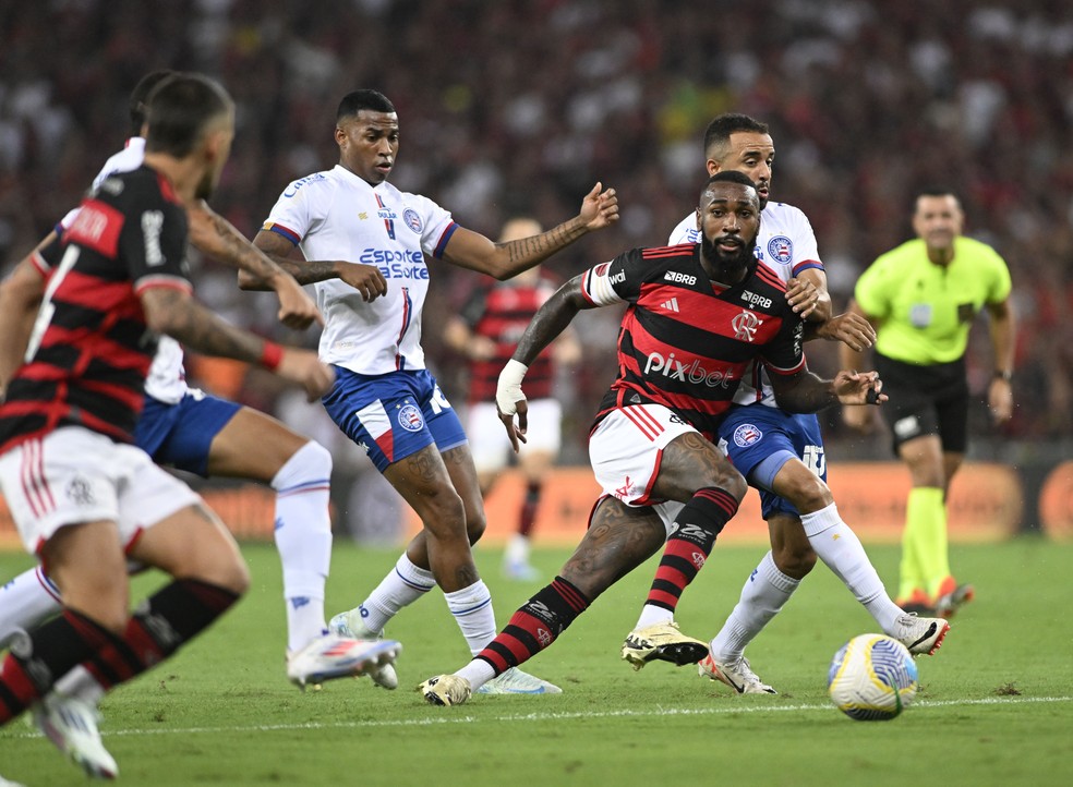 Gerson, Caio Alexandre e Jean Lucas em Flamengo x Bahia — Foto: André Durão