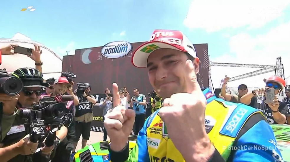 Nelsinho Piquet comemora a pole position no GP de Bras&iacute;lia da Stock Car &mdash; Foto: Reprodu&ccedil;&atilde;o/sportv